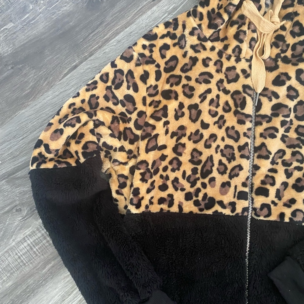 NWT Black Animal Print Fleece Pullover Hoodie Women's Sweater - Picture 8 of 8